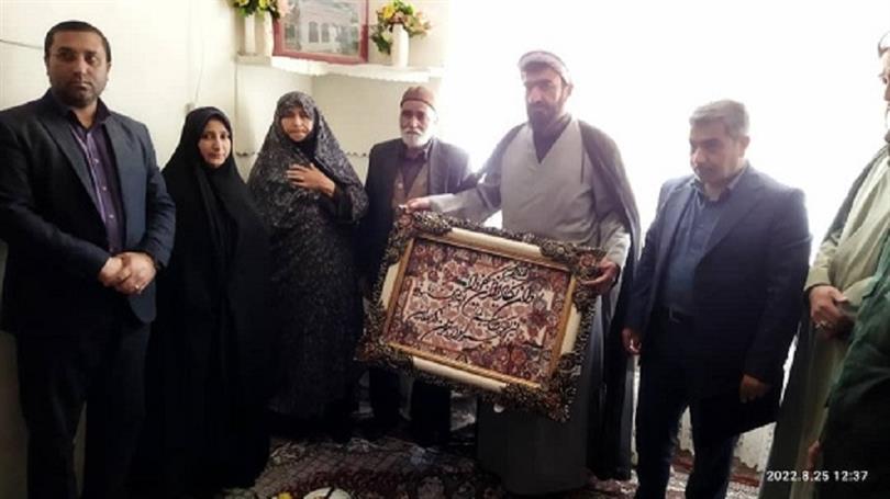 تقدیر از خانواده شهدا به مناسبت هفته دولت با حضور فرماندارو سایر ارگان های دولتی