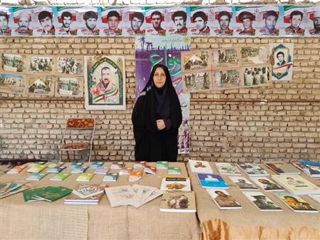 سنگر کتاب موکب بانوان فاطمی شهرستان چناران توسط کتابخانه باقرالعلوم به مناسبت هفته دولت