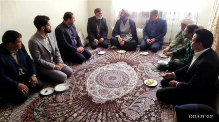دیدار با خانواده شهید خدمتی به همراه اعضای انجمن کتابخانه های عمومی شهرستان چناران به مناسبت هفته دولت